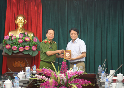 Trung tướng, GS.TS Nguyễn Xuân Yêm, Giám đốc Học viện CSND trao tặng quà lưu niệm cho ông Nguyễn Đức Hưởng, đại diện lãnh đạo Ngân hàng TMCP Bưu điện Liên Việt (LIENVIETPOSTBANK).